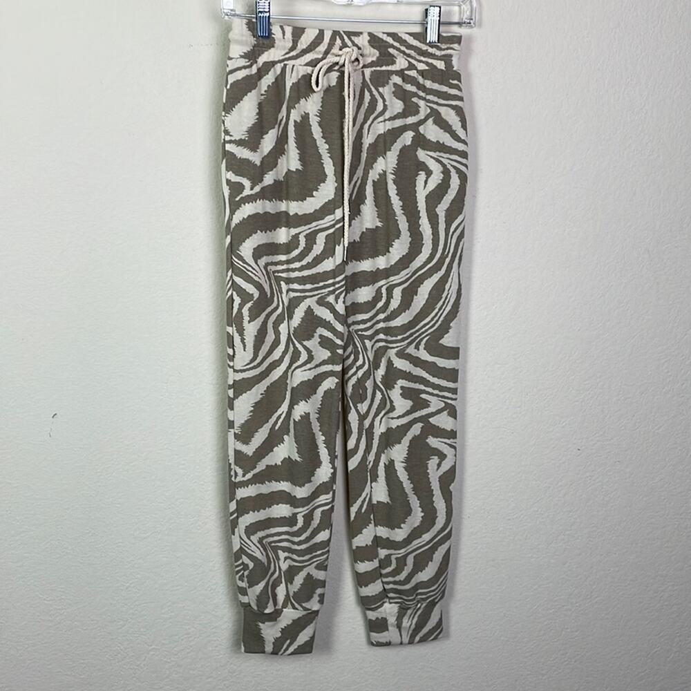 LAST ONE!!!  NWT Gilli lightweight animal print joggers women’s S